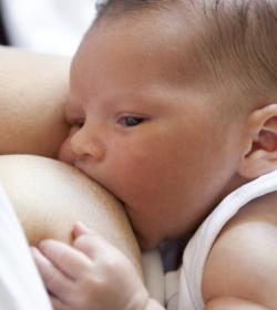 婴儿伉俪7万元买男婴后丢在路边自动报警称要收养孩子警方一眼识破：买家、卖家、人商人全抓了……